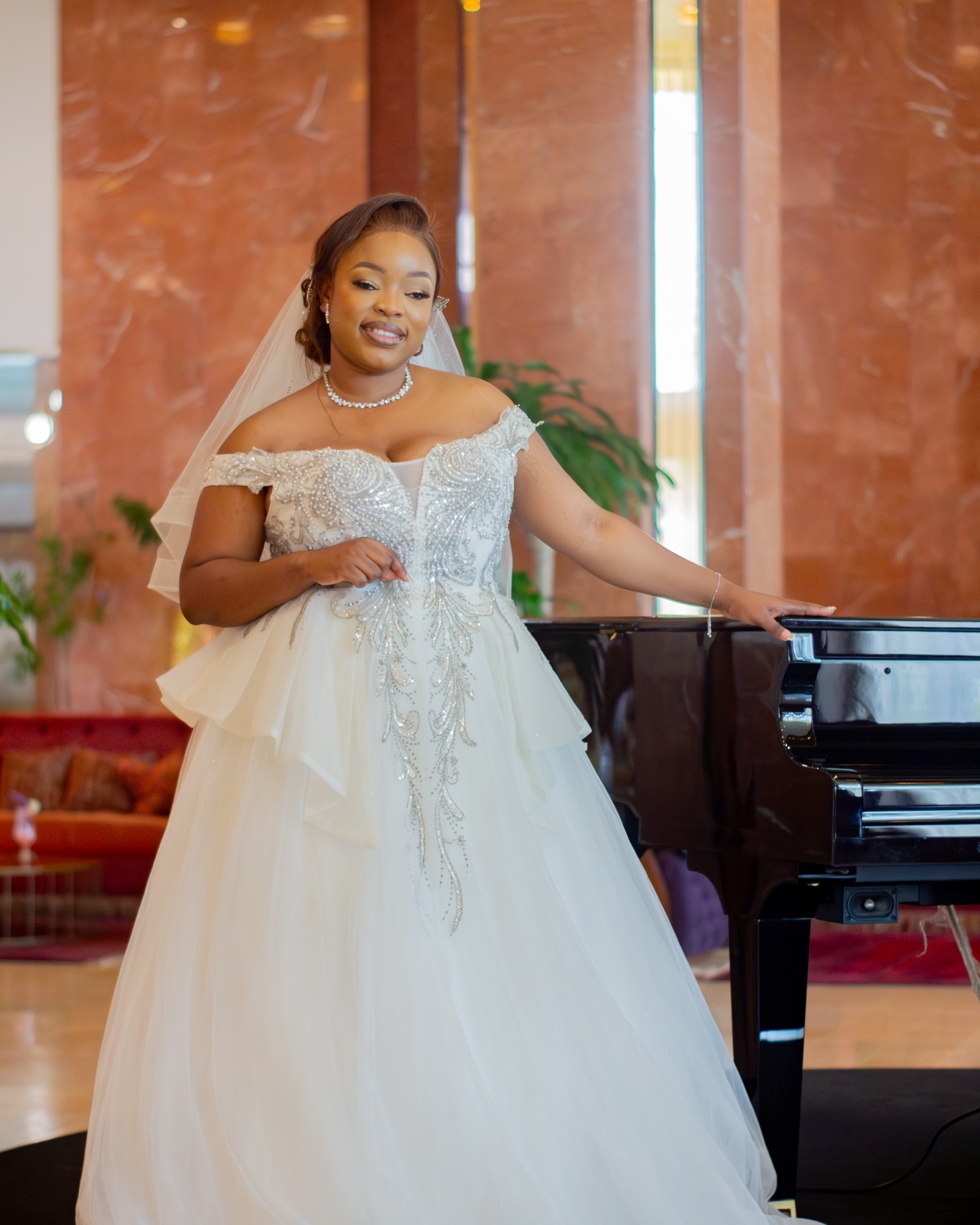 Portrait de la mariee en robe brodee au grand piano