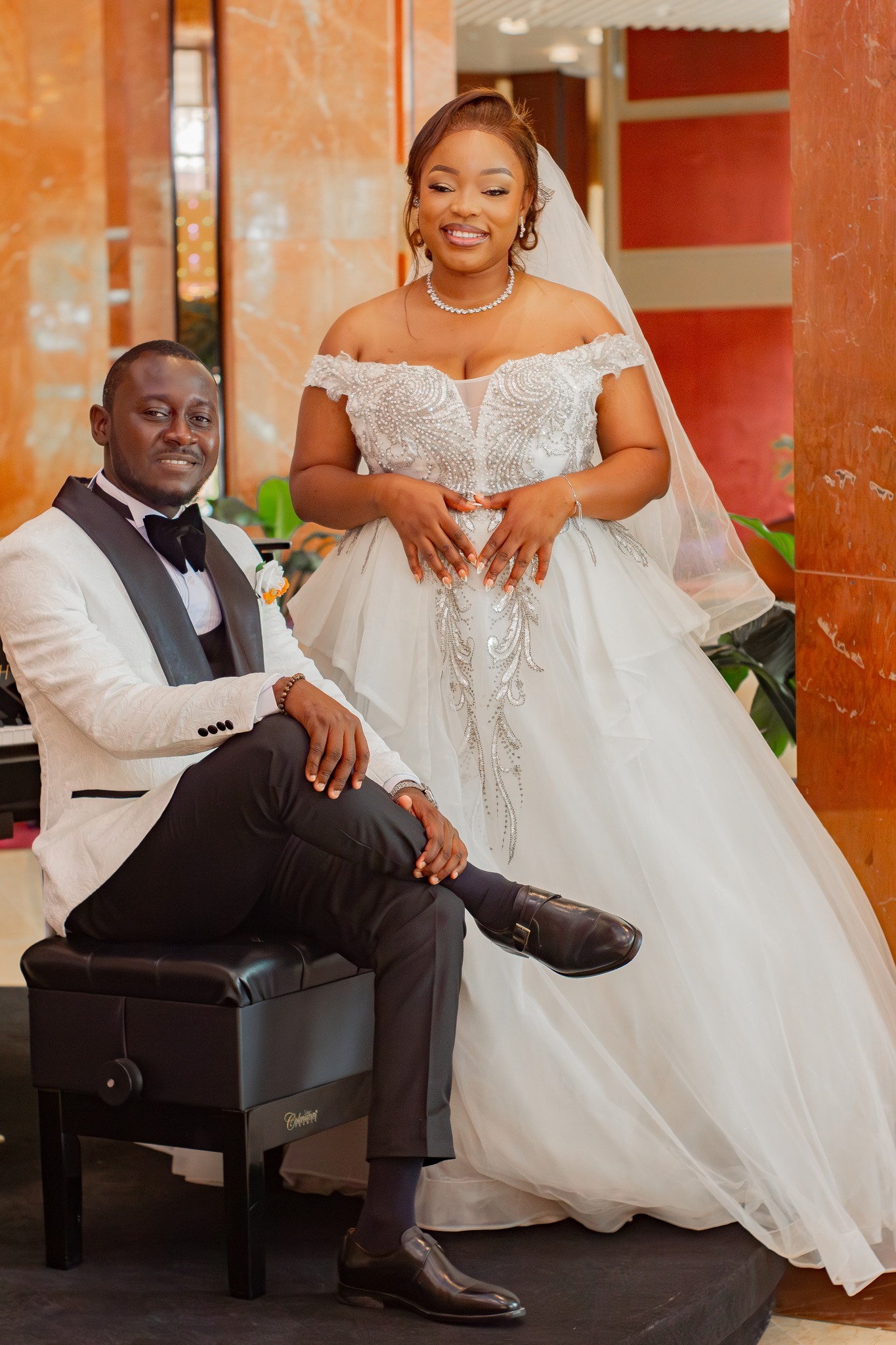 Le couple de maries au piano dans un hall elegant