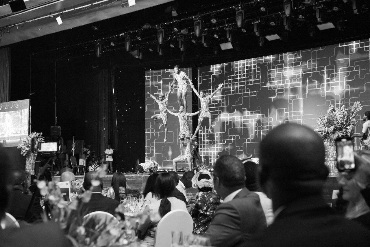 Spectacle acrobatique sur scene lors du diner de gala