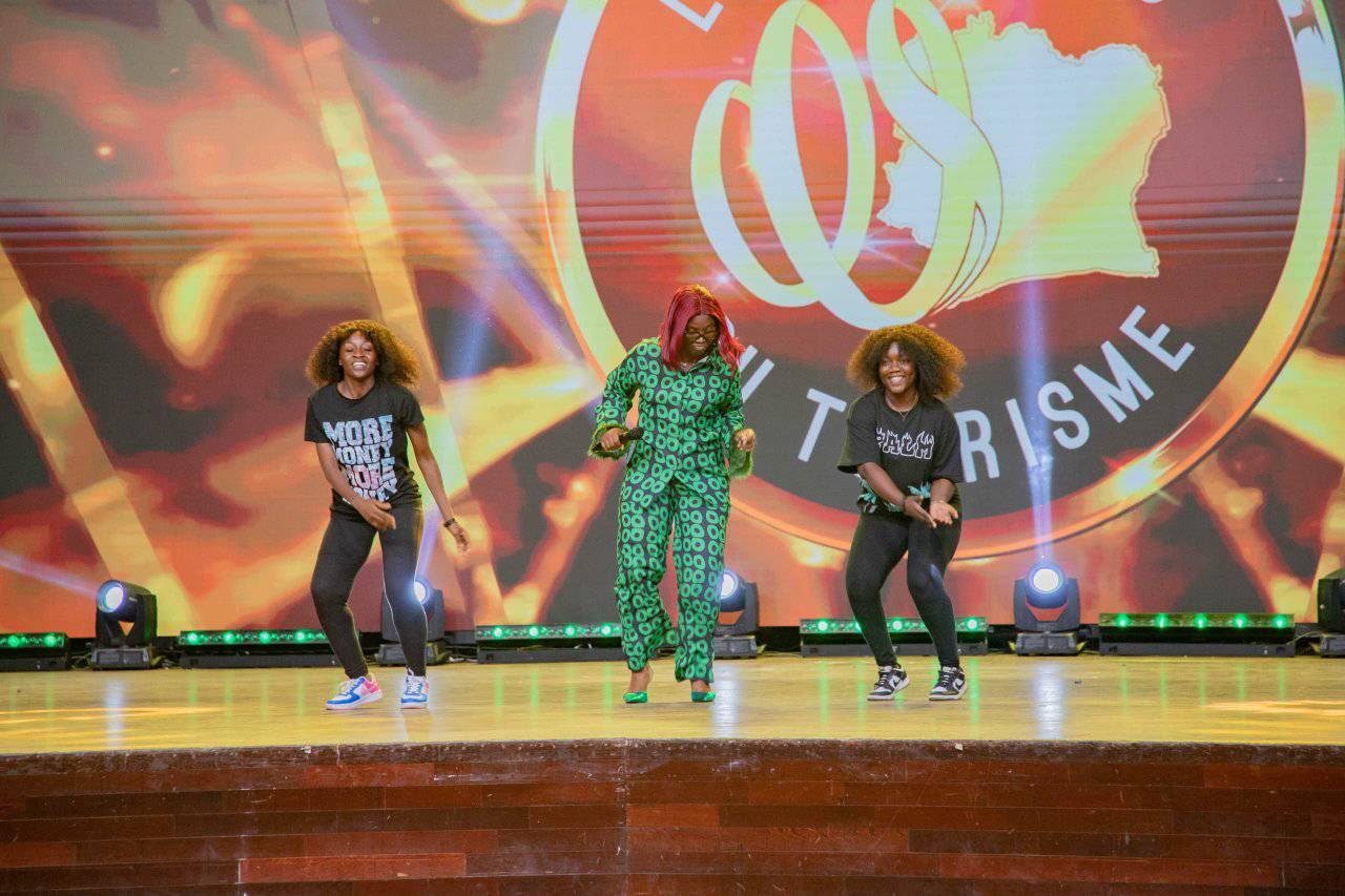 Danseuses en pleine performance sur scene