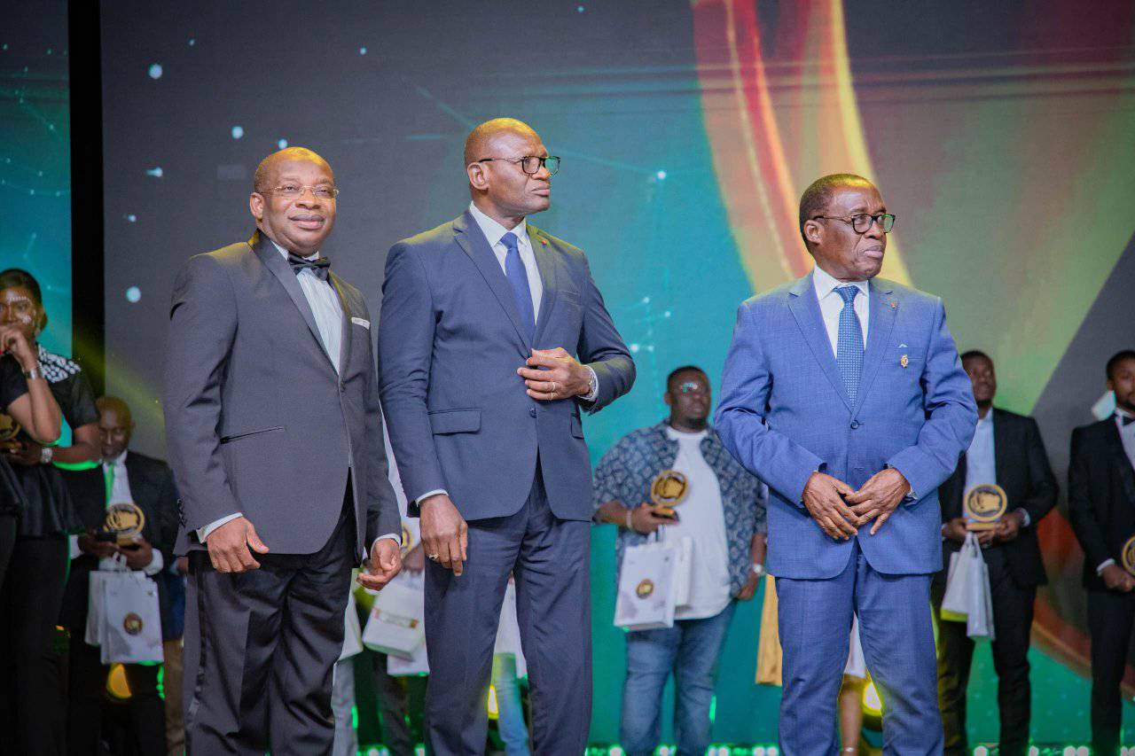 Personnalites officielles sur scene lors du gala
