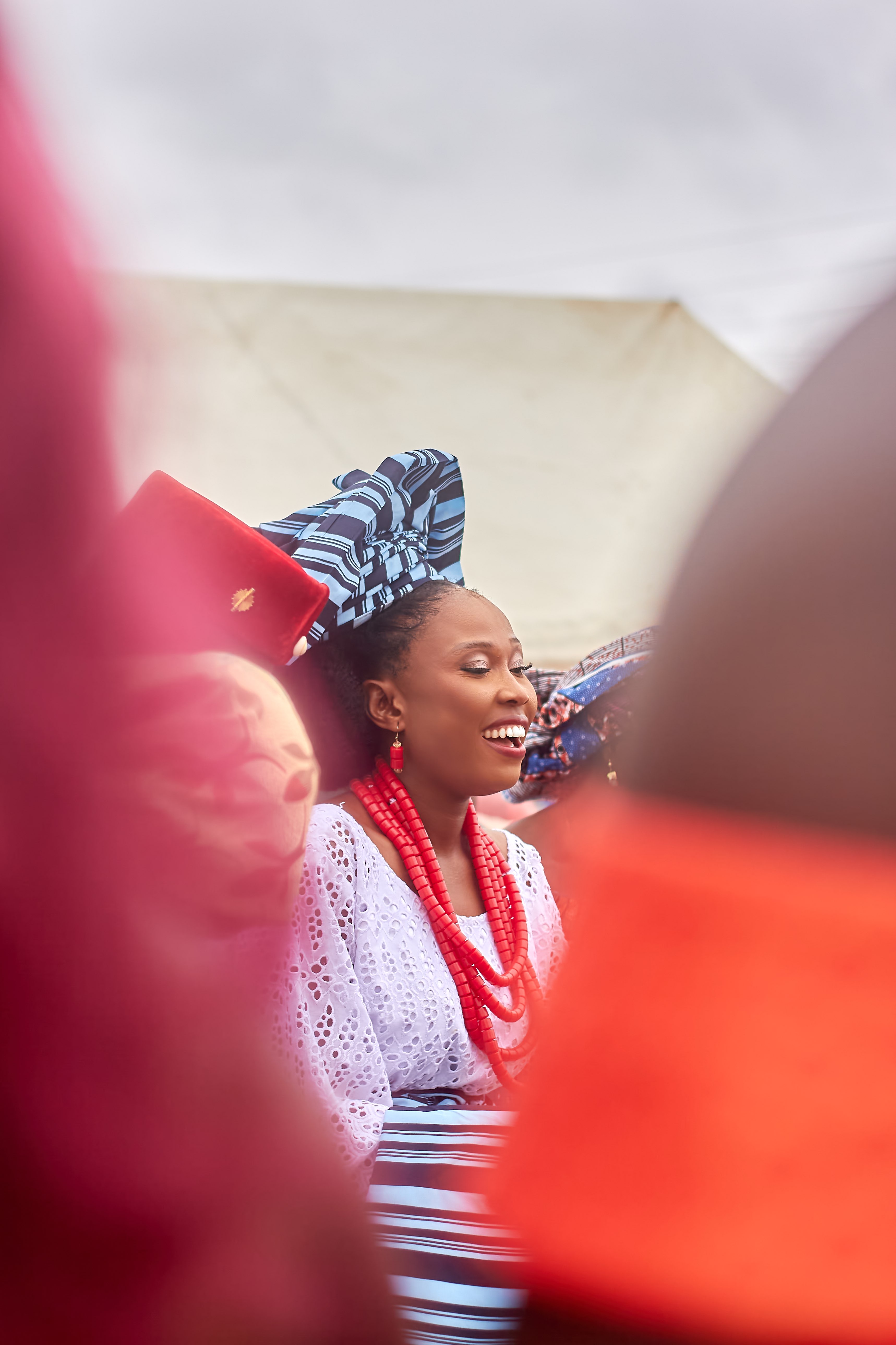 La mariée en tenue traditionnelle bleue et blanche parmi les invités