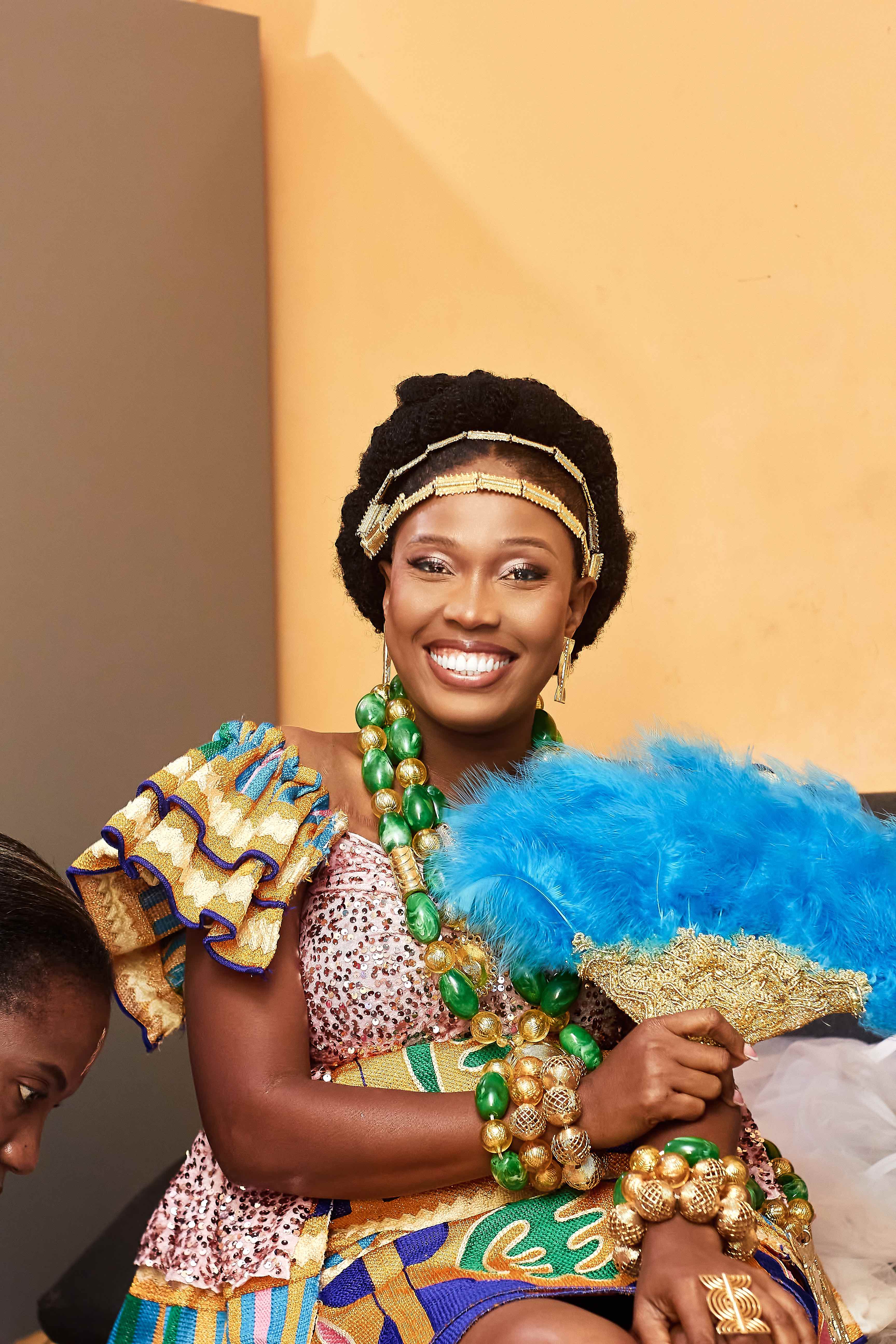 Portrait de la mariée en tenue traditionnelle colorée