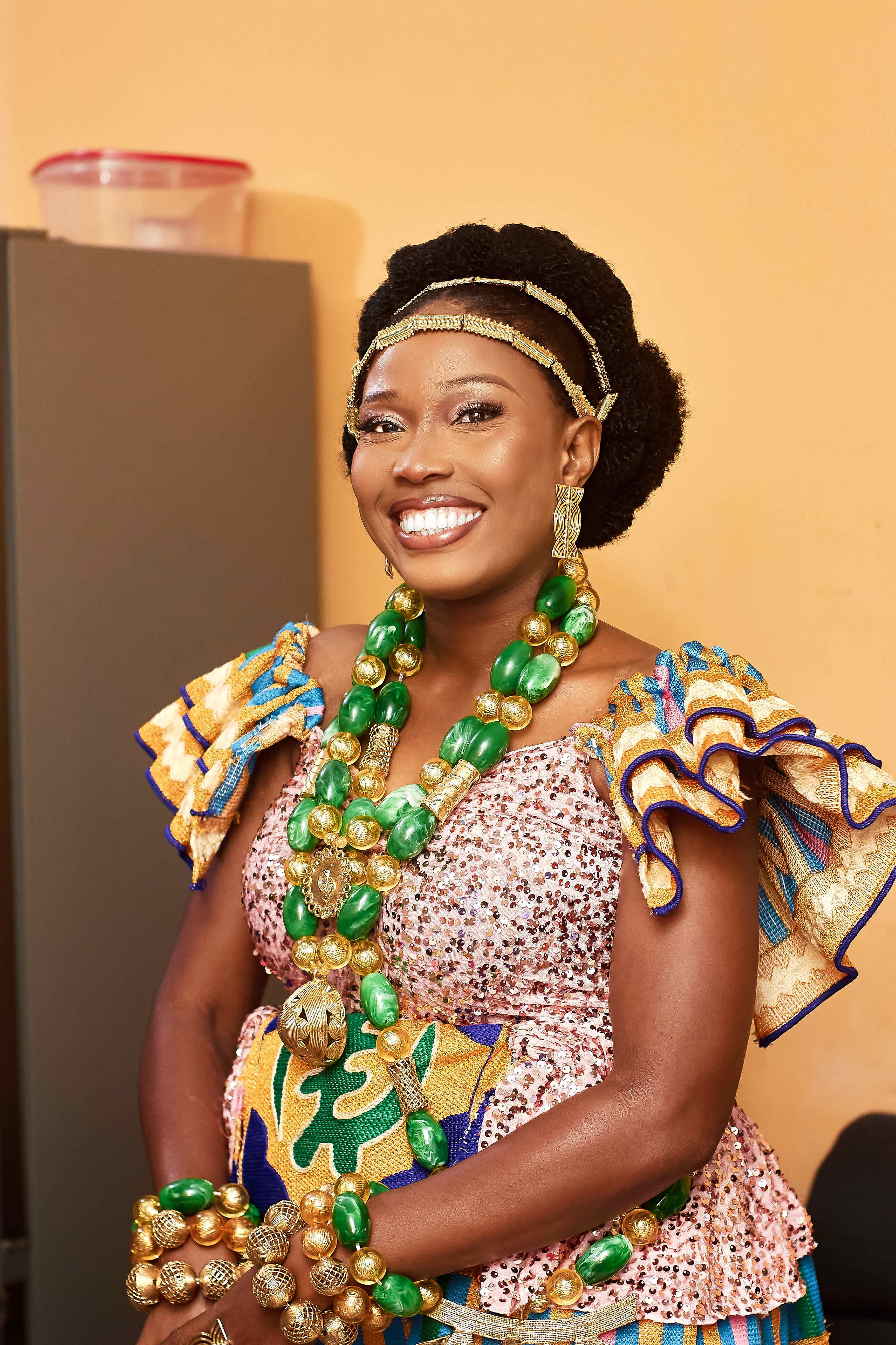 La mariée en tenue traditionnelle avec un éventail bleu