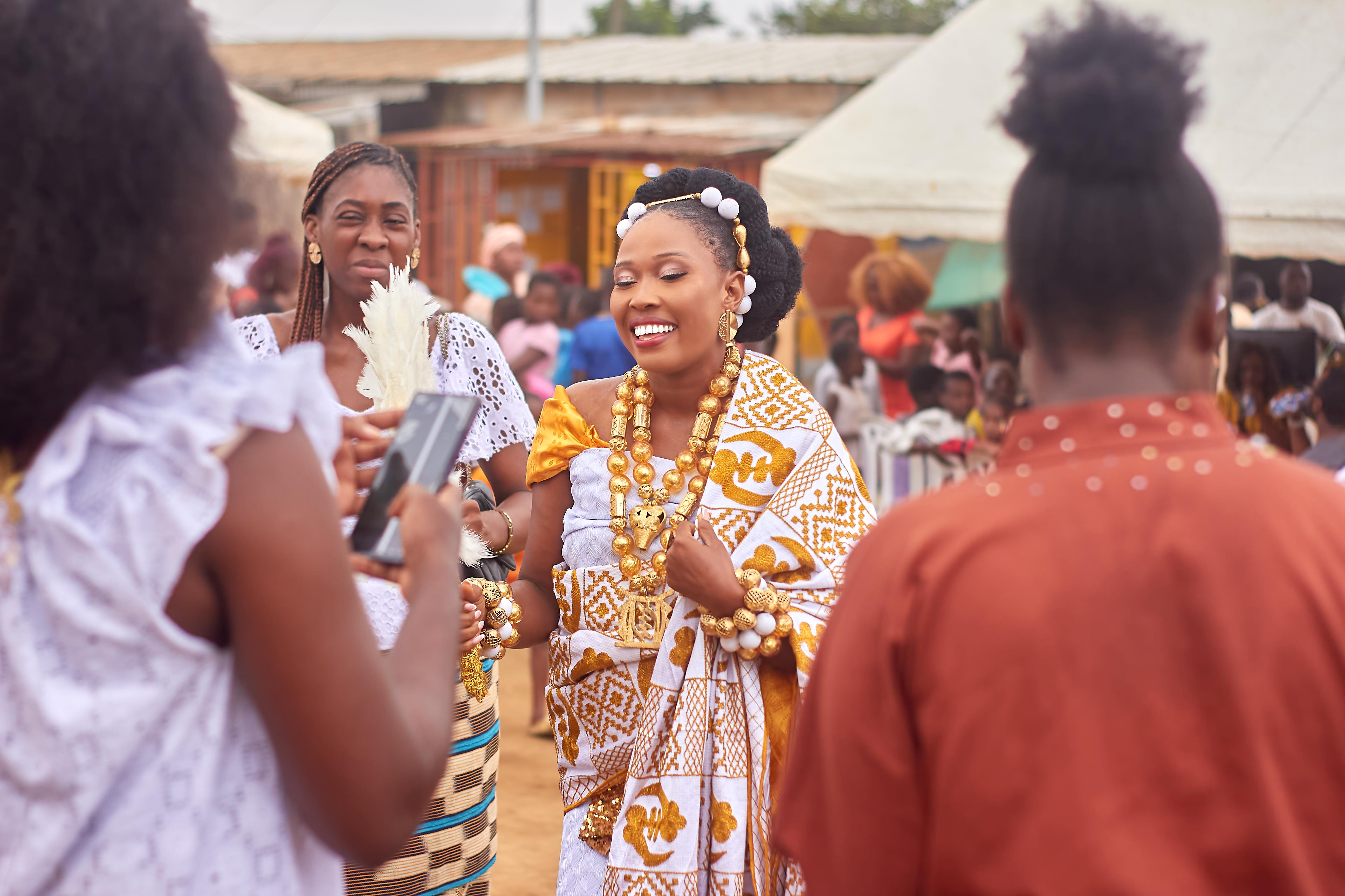 La mariée entourée de ses proches pendant la fête