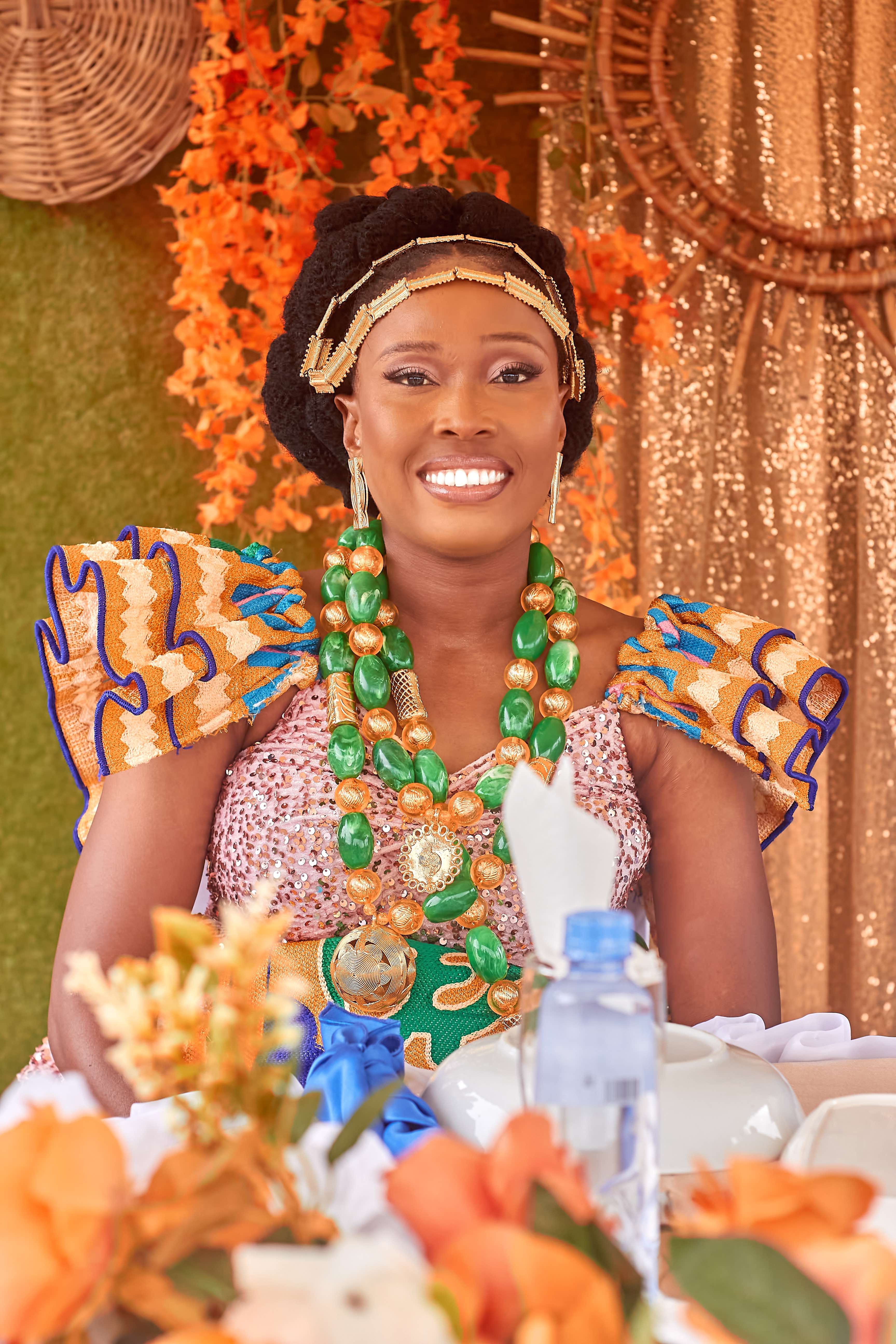 La mariée partage un moment chaleureux avec sa famille